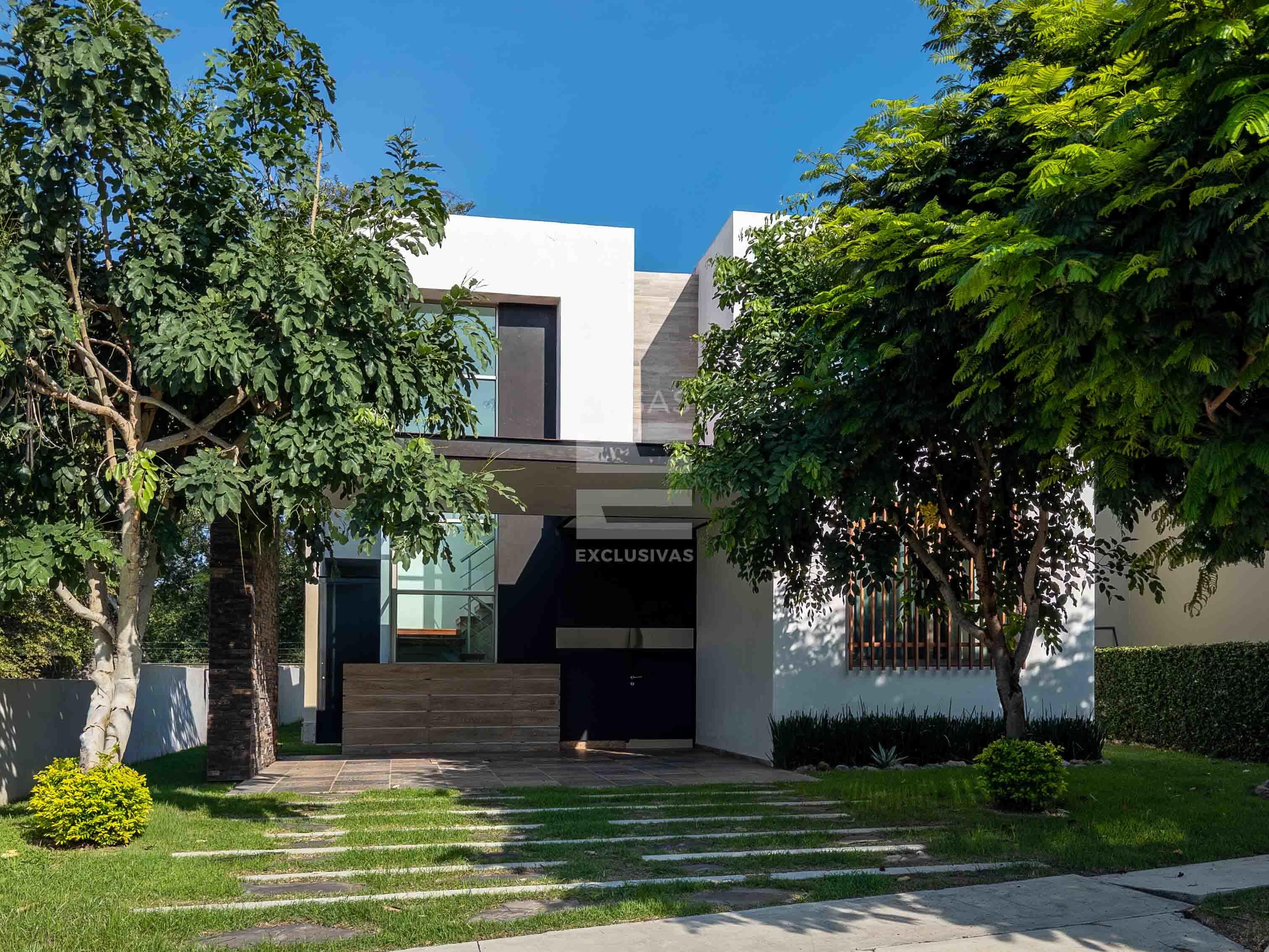 Casa en venta de oportunidad en Altozano Colima Residencia con amplio terreno